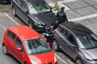 Selanik, Yunanistan - 26 Mart 2020: Yunan Polisi Coronavirus 'un barikat denetimini gerçekleştirdi. Eldiven kontrollü memur COVID-19 trafik kısıtlamalarından dolayı geçerli ulaşım ehliyeti için sürücü arıyor.
