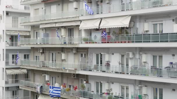 Echte Griechische Fahnen Wehten Auf Balkonen Für Eine Nationale Feier — Stockvideo