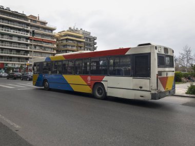 Selanik, Yunanistan - 22 Mart 2020: Boş OASTH toplu taşıma otobüsü. Selanik Şehir Taşımacılık Örgütü otobüsünde kalabalık yok. Yolda alarm ışıkları söndü..