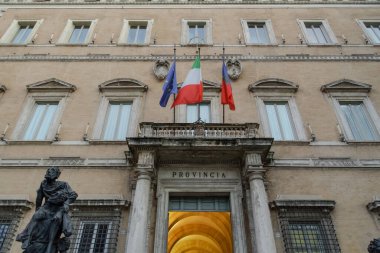 Roma, İtalya - 21 Kasım 2019: Bölge İdaresi. İtalya 'nın başkentinde Via Quattro Novembre' deki Prefettura di Roma hükümet ofisinin akşam manzarası.