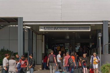 Roma, İtalya - 14 Eylül 2017: Ciampino havaalanı girişi turist ve tabelalı. Aeroporto G. B. Pastine 'in gündüz görüntüsü..