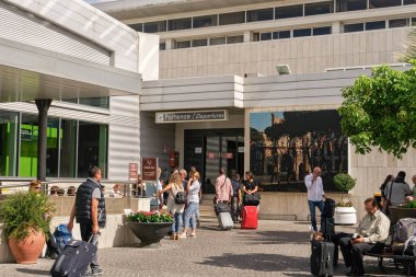 Roma, İtalya - 14 Eylül 2017: Ciampino havaalanı girişi turist ve tabelalı. Aeroporto G. B. Pastine 'in gündüz görüntüsü..