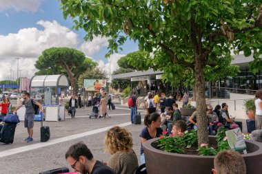 Roma, İtalya - 14 Eylül 2017: Ciampino havaalanı girişi turist ve tabelalı. Aeroporto G. B. Pastine 'in gündüz görüntüsü. Bagajlı turistler varış ve kalkış alanının dışında..