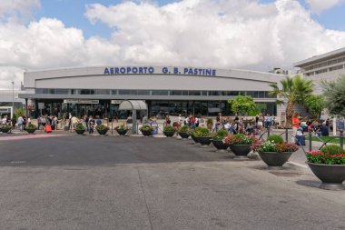 Roma, İtalya - 14 Eylül 2017: Ciampino havaalanı girişi turist ve tabelalı. Aeroporto G. B. Pastine 'in gündüz görüntüsü. Bagajlı turistler varış ve kalkış alanının dışında..
