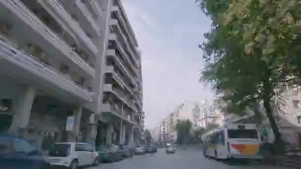 希腊塞萨洛尼基 2020年3月31日 驾车误点到一个不那么拥挤的市中心 在阴天的夜晚 司机可以看到车辆停放在路边 商店关门大吉 — 图库视频影像