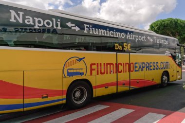 Roma, İtalya - 14 Eylül 2017: Ciampino havaalanı terminalinde otobüs. Fiumicino ekspres vagonunun İtalyan şehirleri ve havaalanlarını bağlayan tabelasıyla gündüz görüntüsü..