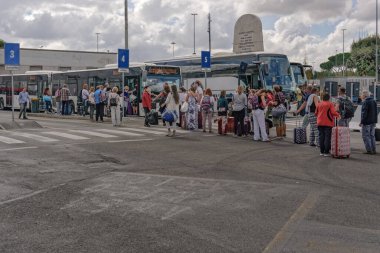 Roma, İtalya - 14 Eylül 2017: Ciampino havaalanı otobüs durağı kalabalık. Aeroporto G. B. Pastine 'in gündüz görüntüsü. İtalyan başkentine giden yolcu vagonlu turistlerle dolu..