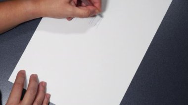 Çapraz / yalıtım zaman kavramına sahip çizgiler çizerek geçen günleri sayıyorum. Kalemli bir kadın, el beyaz bir kağıda paralel sayılar çizer ve gün sayısını yazar.