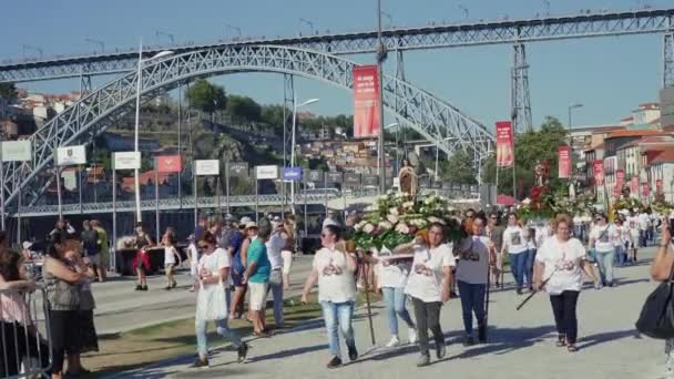 Porto Portugal Juli 2018 Katolsk Kristen Religiös Helgprocession Blommor Dekorerade — Stockvideo