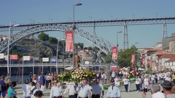 Porto Portugal Juli 2018 Katolsk Kristen Religiös Helgprocession Blommor Dekorerade — Stockvideo