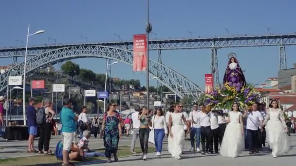 ポルトガルのポルト 2018年7月22日 カトリック教徒の宗教的祝日行列 ヴィラ ノヴァ ガイアのドゥオーロ川のほとりの人々によって運ばれた花の装飾された彫像 ルイス1世橋が見える — ストック動画