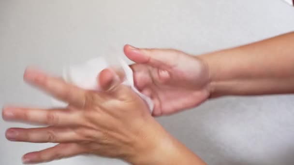 使用无水 以酒精为基础的手部消毒消毒液 有效清洁双手 女性持有预保湿 柔软的纹理擦拭和擦拭 作为双手抗感染的消毒剂 — 图库视频影像