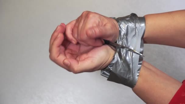 Proberen Duct Tape Scheuren Ontsnappen Aan Gebonden Handen Overleving Concept — Stockvideo