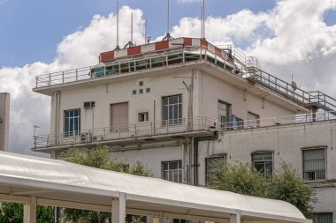 Ciampino havaalanı trafik kontrol kulesi alçak açılı görüş. Aeroporto G. B. Pastine ATC binası, İtalya hava sahasında Roma 'dan veya Roma' ya uçuşlar..