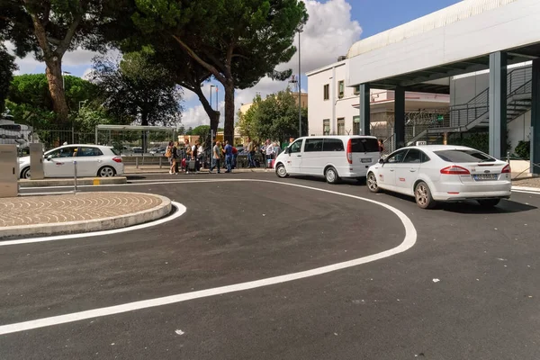 Rome Italie Septembre 2017 Station Taxi Aéroport Ciampino Avec Foule — Photo