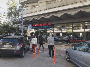 Selanik, Yunanistan 17 Nisan 2020: Coronavirüs tedbirleri iş ve günlük yaşamı etkiliyor. Yunanlılar, Yunan hükümetinin COVID-19 'u önleme kararı doğrultusunda süpermarket dışındaki mesafelerini koruyorlar.