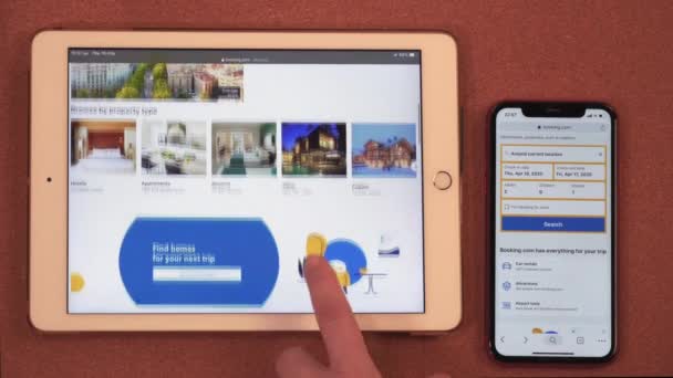 Usando Tablet Para Navegar Booking Com Site Plataforma Viagens Feminino — Vídeo de Stock