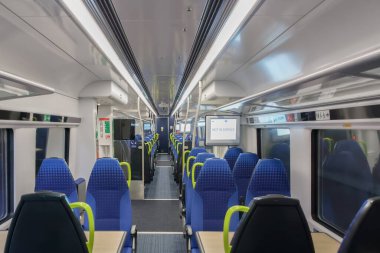 Manchester, İngiltere 'nin içi boş tren istasyonda durdu. Transpennine Ekspres İngiliz tren şirketinin servis dışı olan masaları ve yolcu şeridini gösteren koltuk düzeni.