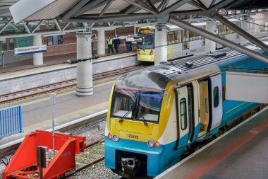 Manchester İngiltere havaalanı treni ve metro istasyonu. MAN havaalanı terminalinde Transpennine Express & Metrolink koçu.