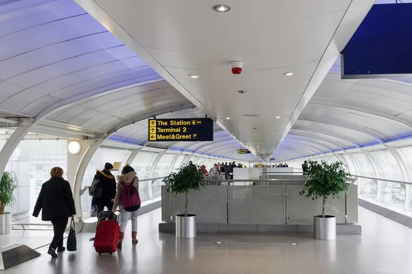 Пассажиры Аэропорта Манчестера Великобритании Ходят Пересадочным Узлам Зона Прибытия Аэропорта — стоковое фото