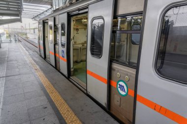 Atina ve Yunanistan metro istasyonunda durdu. Eleftherios Venizelos Uluslararası Havalimanı Terminali 'nde kapısı açık yolcu vagonu yok..