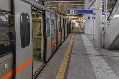 Atina ve Yunanistan metro istasyonunda durdu. Eleftherios Venizelos Uluslararası Havalimanı Terminali 'nde kapısı açık yolcu vagonu yok..