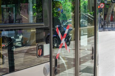 Selanik, COVID-19 önlemli Yunanistan halk otobüsü giriş işareti yok. OASTH toplu taşıma aracı Selanik Şehir Merkezi Şehir Ulaşım Örgütü durağında.