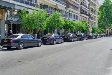 Selanik, Yunanistan şehir merkezinde yolcu bulunmayan taksiler. Şoförlü mavi beyaz taksiler, Mitropoleos Caddesi 'ndeki taksi durağında..