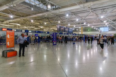 Atina ve Yunanistan havalimanı giriş kapısı ve kalkış panoları. Atina Uluslararası Havalimanı Eleftherios Venizelos 'ta servis gişelerinde kuyrukta bekleyen yolcular.