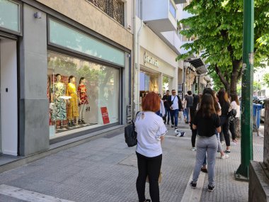 Selanik ve Yunanistan, hükümetin COVID-19 tedbirlerini gevşetmesi sonrasında açıldı. Coronavirüs tedbirleri iş ve günlük yaşamı etkilerken, Yunanlılar Stradivarius mağazasının dışındaki mesafesini koruyorlar.