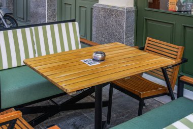 Selanik, Yunanistan barları yaz için ilk gün açılacak. Hükümet COVID-19 tedbirlerini gevşettikten sonra menüsü ve sosyal medya QR barkodlu restoran masası.