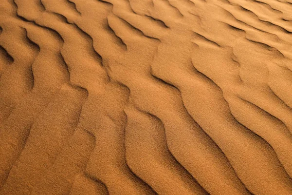 Rood en geel zand in de Rub al-Khali woestijn. De textuur van — Stockfoto