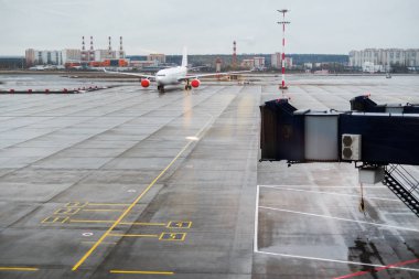 Uçak Domodedovo havaalanının pistinde. Bulutlu hava, gri gökyüzü, uçamayan hava. Uçağın uçuşunun iptali.