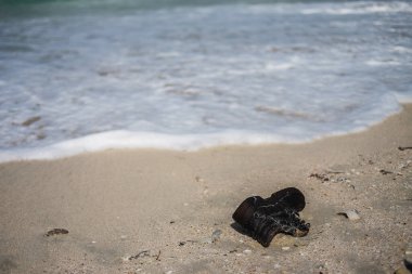 Şehir plajında çöp. Ev atığı, giysi ve plastikle dünya okyanuslarının kirliliği. Ekolojik felaketin bölgesi