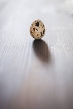 Yumurta yığını ya da piramit. Paskalya tatili için. Paskalya geçmişi. Paskalya fotoğrafları ve resimleri için yeni renk ve ışık