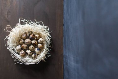 Yığınla yumurta ya da ahşap bir zemindeki bir yuvada piramit. Paskalya tatili için. Paskalya geçmişi. Paskalya fotoğrafları ve resimleri için yeni renk ve ışık