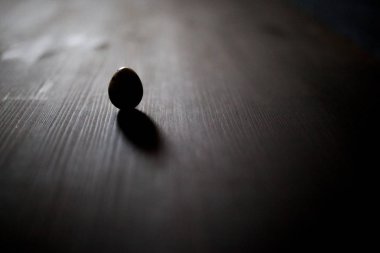 Yumurta yığını ya da piramit. Paskalya tatili için. Paskalya geçmişi. Paskalya fotoğrafları ve resimleri için yeni renk ve ışık