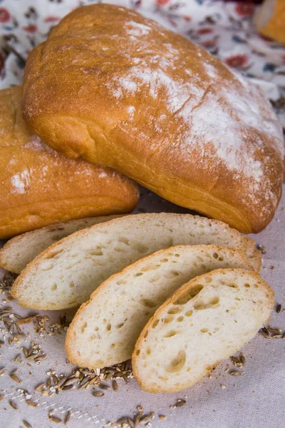 Pełnoziarnisty Chleb Cyabatta Drzewie Ziarnami Pszenicy Produkt Dietetyczny Prawidłowym Odżywianiu — Zdjęcie stockowe