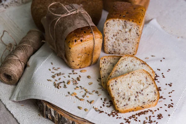 Pão Fresco Grão Inteiro Uma Árvore Com Grãos Trigo Produto — Fotografia de Stock