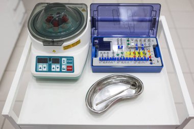 Özel bir klinikte dişçi muayenehanesi. Gelişmiş tıbbi ekipman ve diş tedavisi ve protez araçları