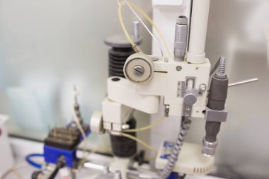 Özel bir klinikte dişçi muayenehanesi. Gelişmiş tıbbi ekipman ve diş tedavisi ve protez araçları