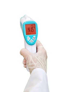 Beyaz önlüklü ve eldivenli bir kadın doktor, beyaz arka planda yüksek vücut sıcaklığına sahip elektronik termometre tutuyor. beyaz arkaplanda izole