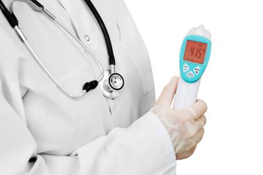 Beyaz önlüklü ve eldivenli bir kadın doktor, beyaz arka planda yüksek vücut sıcaklığına sahip elektronik termometre tutuyor. beyaz arkaplanda izole