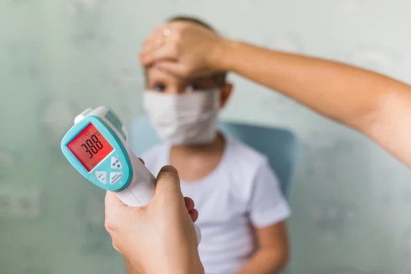Девушка Врач Измеряет Температуру Тела Маленького Мальчика Медицинской Маске Помощью — стоковое фото