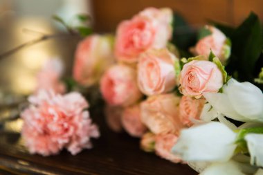 Renkli bir bahar buketinin çok farklı renklerde yakın çekimi. Çiçek makrosu