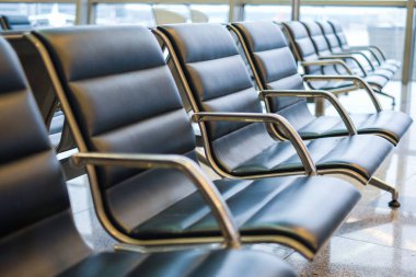 Havaalanında boş koltukları olan bir bekleme odası. COVID-19 virüsü salgını sırasında havaalanının boş salonu.