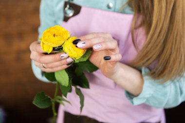Buketler konusunda yüksek lisans. Bahar buketi. Çiçek düzenlemeyi öğrenmek, kendi ellerinle güzel buketler yapmak.