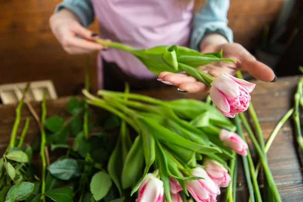 Concepto Una Floristería Una Florista Femenina Crea Arreglo Floral Sobre —  Fotos de Stock