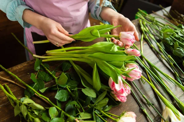 Mistrz Robienia Bukietów Wiosenny Bukiet Nauka Układania Kwiatów Tworzenie Pięknych — Zdjęcie stockowe