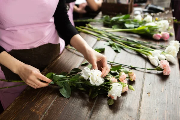 Concepto Una Floristería Una Florista Femenina Crea Arreglo Floral Sobre —  Fotos de Stock